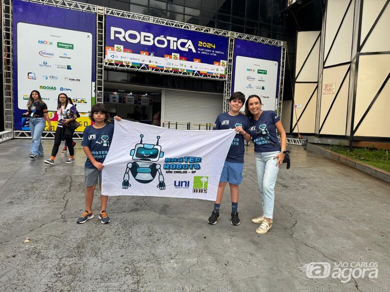 Irmãos são-carlenses, com a mamãe Simone, irão competir nas Olimpíadas Brasileira de Robótica - Crédito: Divulgação