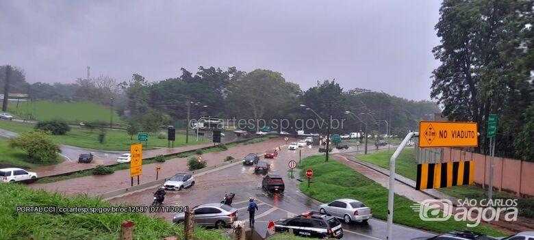 Córrego transborda e invade rodovia SP-322 - 