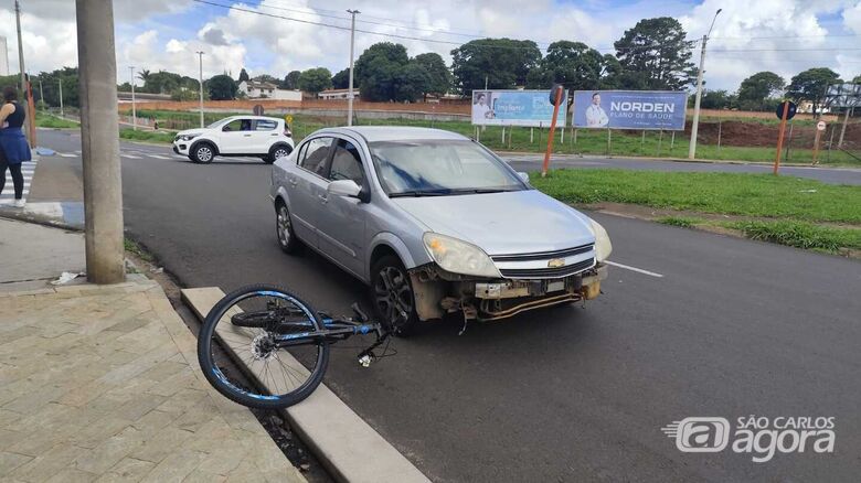 Veículo atingiu ciclista em cruzamento perigoso - Crédito: Maycon Maximino