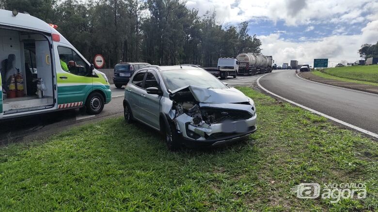 Ford KA ficou com a sua parte frontal destruída após o impacto - Crédito: Maycon Maximino