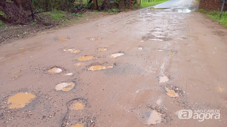 Moradores reclamam das más condições de transitar no Aracê de Santo Antonio - Crédito: Marcos Escrivani