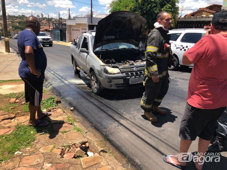 Carro pega fogo no Jardim Riceti - Crédito: Gabriel Henrique