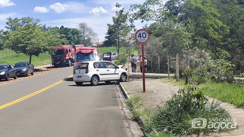 Carro teve danos de grande monta após colidir em poste - Crédito: Maycon Maximino