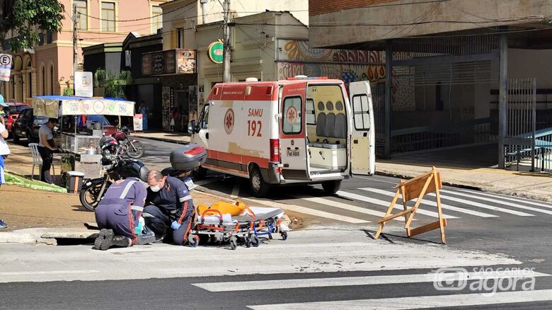 Motociclista fraturou um dos tornozelos e foi encaminhado a Santa Casa - Crédito: Maycon Maximino