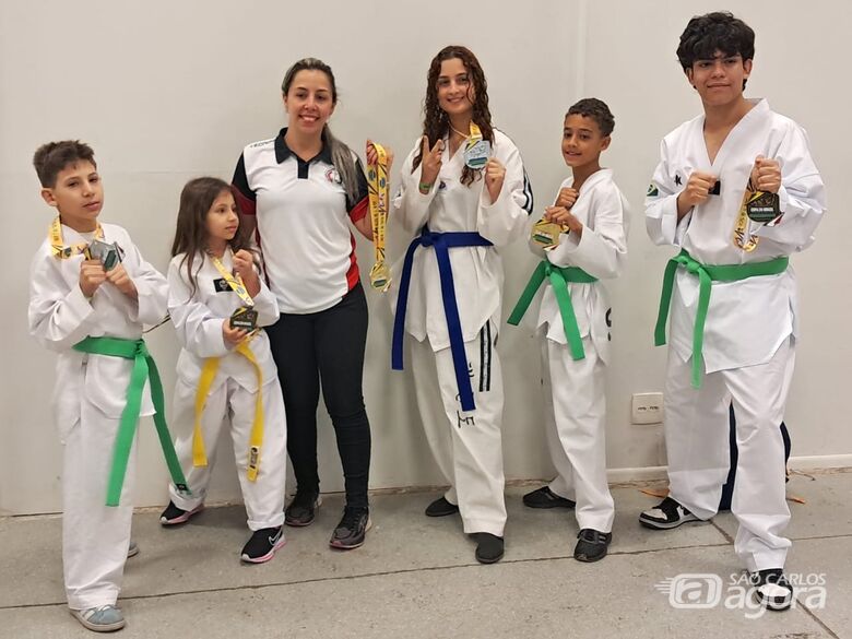 Talentos são-carlenses exibem medalhas conquistadas nos torneios nacionais de Taekwondo - Crédito: Divulgação