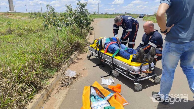 Motociclista, com ferimentos, é atendido por socorristas - Crédito: Maycon Maximino