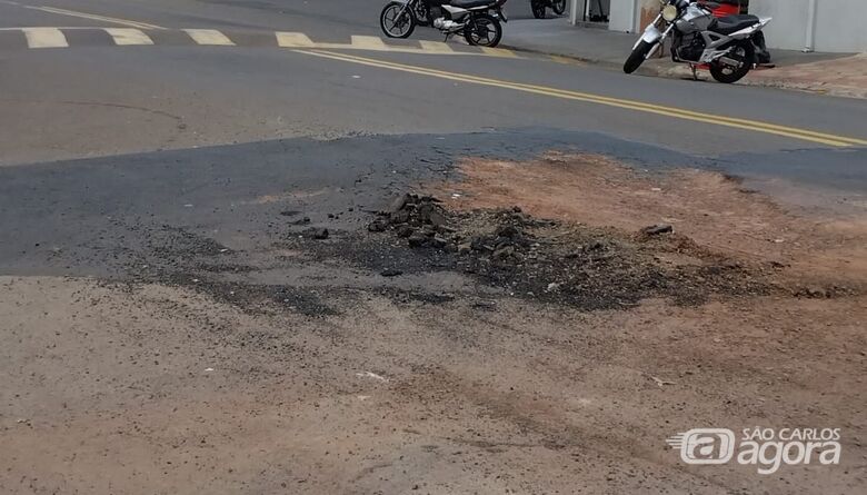 Buraco no asfalto tem tirado o sossego de motoristas no Aracy - Crédito: Divulgação