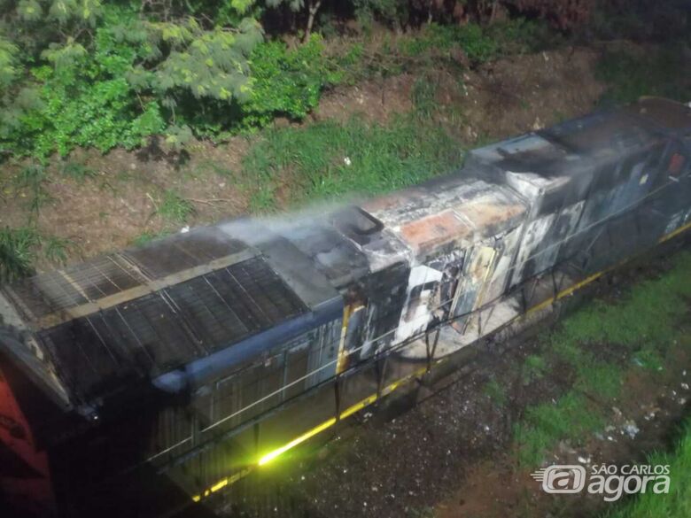 Locomotiva atingida por incêndio ficou parcialmente destruída - Crédito: Divulgação