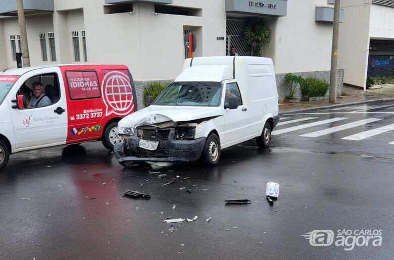 Motorista avança sinal de pare e bate em caminhão no Centro - Crédito: Colaborador do SCA