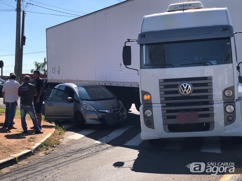 Colisão causou danos nos veículos envolvidos - Crédito: Maycon Maximino