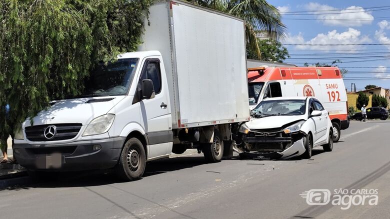 Carro atingiu a parte traseira do caminhão-baú: uma pessoa ferida - Crédito: Maycon Maximino