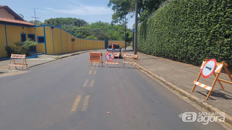 Obra em muro de arrimo interdita a rua Lourenço Inocentini - Crédito: Divulgação