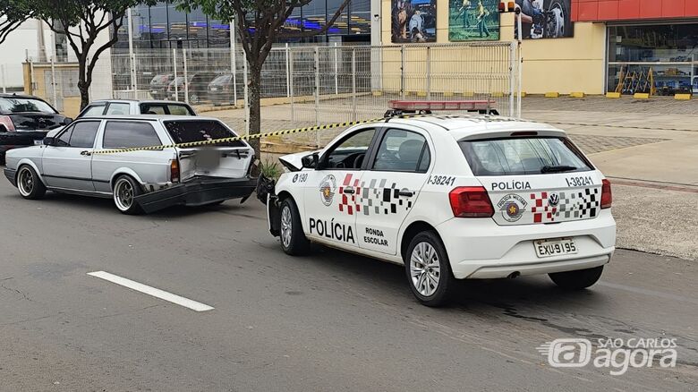 Viatura policial atingiu dois veículos estacionados - Crédito: Maycon Maximino