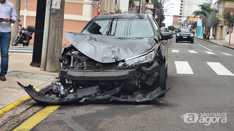 Corola teve a frente destruída após a pancada no centro - Crédito: Maycon Maximino