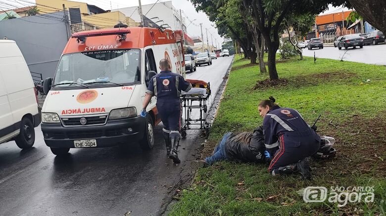 Motociclista é socorrido: ferido, foi encaminhado à Santa Casa - Crédito: Maycon Maximino