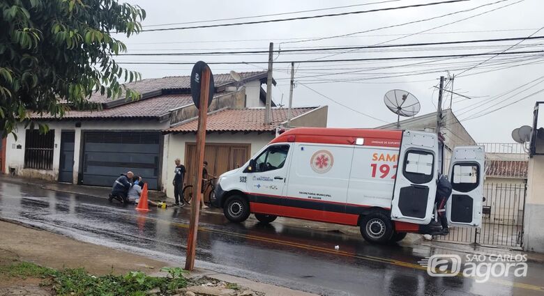 Motociclista é socorrido com possível fratura no joelho - Crédito: Maycon Maximino