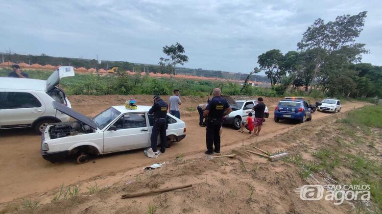 Após serem furtados, veículos foram abandonados na periferia de São Carlos - Crédito: Maycon Maximino