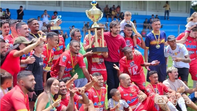 Aracy comemora a conquista do título da Copa São Carlos - Crédito: Divulgação