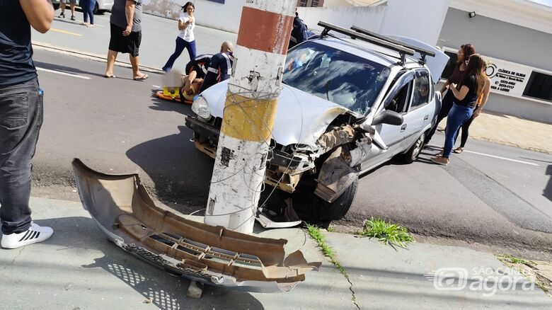 Carro teve a frente destruída após atingir poste no centro da cidade - Crédito: Maycon Maximino