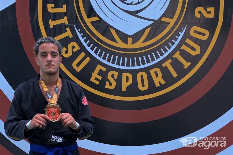 Orgulhoso, Gustavo exibe a medalha de ouro conquistada no Mundial - Crédito: Divulgação