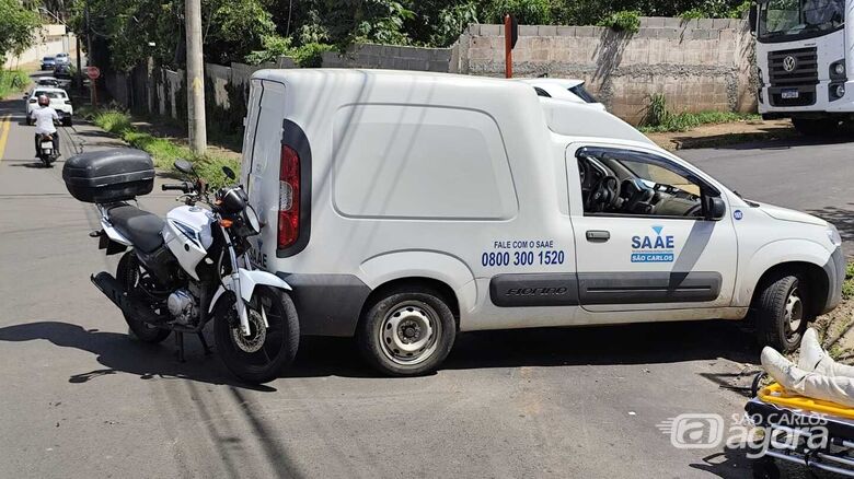 Carro e moto envolvidos no acidente: Vítima foi socorrida à Santa Casa - Crédito: Maycon Maximino