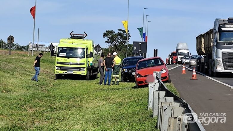 Acidente deixou o trânsito congestionado na SP-310 - Crédito: Maycon Maximino