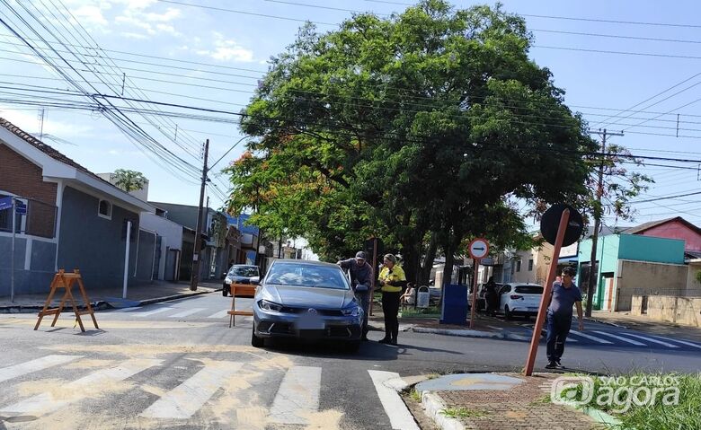 Motorista de um dos carros envolvidos foi atendida por socorristas - Crédito: Maycon Maximino