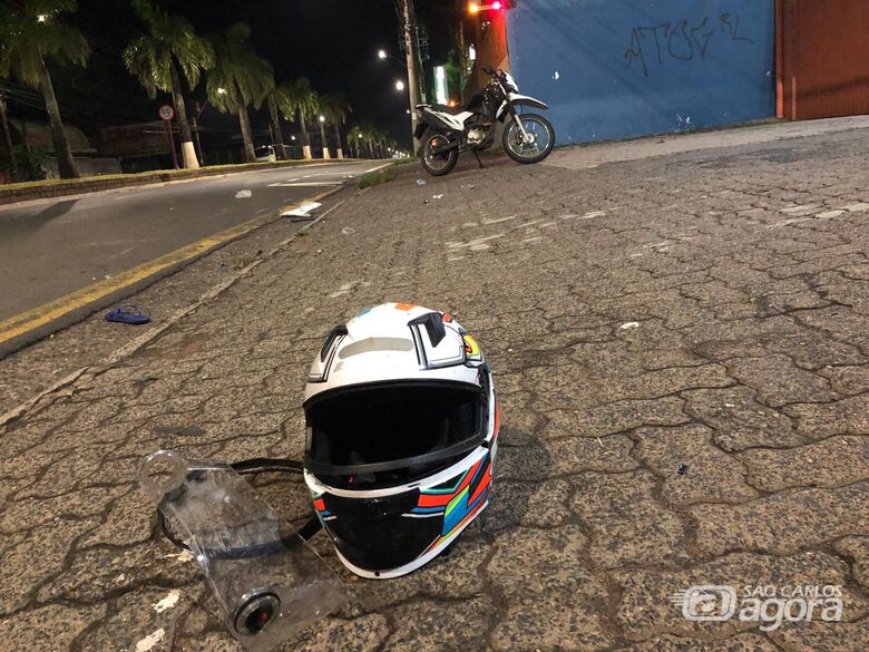 Capacete chegou a rachar com o impacto - Crédito: Gabriel Henrique