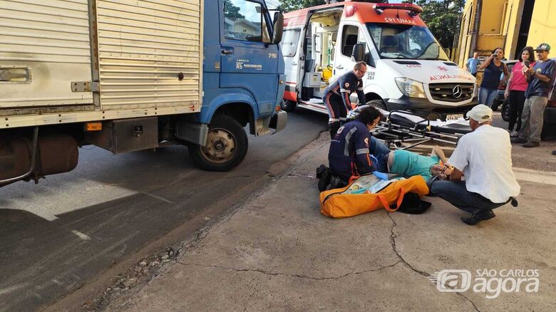 Ciclista sendo socorrido - Crédito: Maycon Maximino