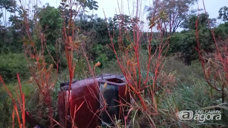 Carro capotou na vicinal entre Ribeirão Bonito e Guarapiranga - Crédito: divulgação