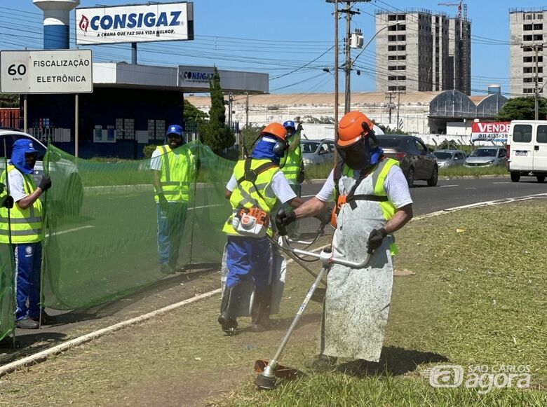 Funcionários realizam limpeza  - Crédito: Divulgação 