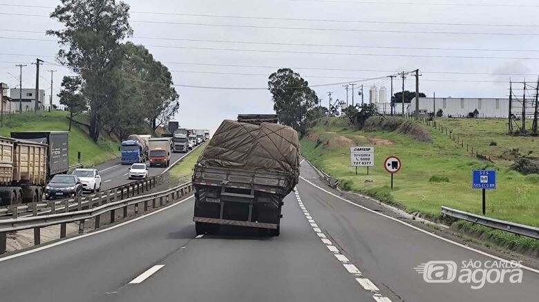 Caminhão é flagrado transitando de forma perigosa na Rodovia Washington Luís - Crédito: redes sociais