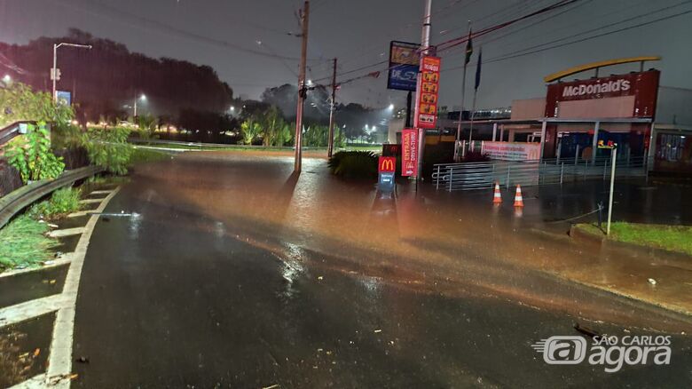 Chuva forte causa transtornos em São Carlos, mas córregos não transbordam - 