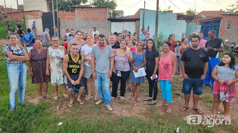 O grupo de moradores reunidos com o vereador Djalma Nery e outras lideranças: tentativa de adiar despejo e buscar moradia decente para 40 famílias - Crédito: Arquivo 