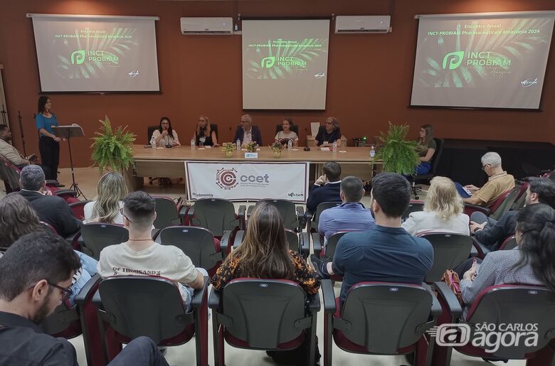 Pesquisadores na solenidade de abertura na UFSCar - Crédito: Denise Britto - CCS/UFSCar