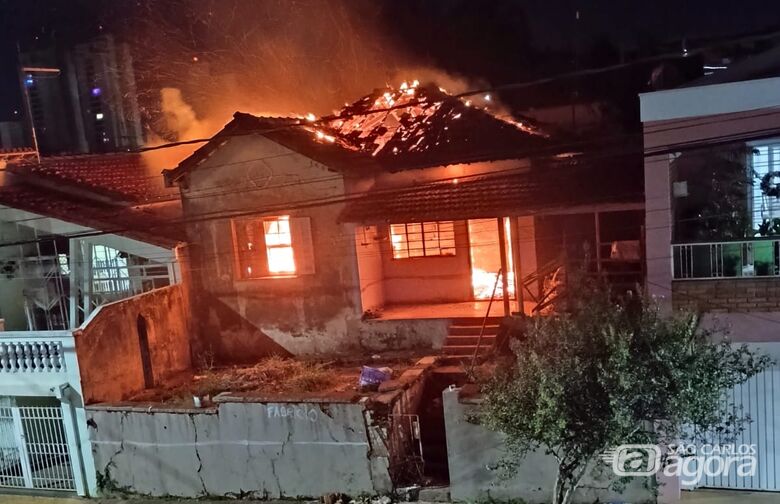 Momento em que casa era consumida pelas chamas - Crédito: Everton Luis dos Santos/Colaborador