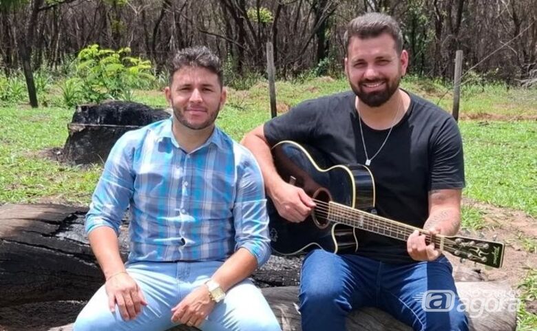 Théo & Benicio promete agitar o público - Crédito: divulgação