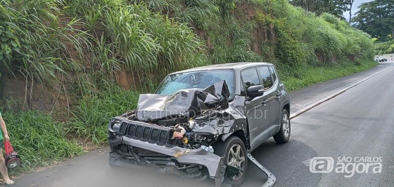 Condutor colide em traseira de carreta ao mudar de faixa - 