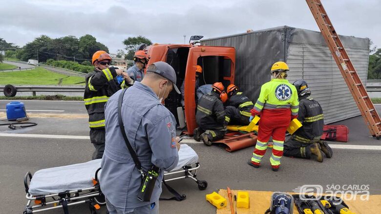 Momento em que o motorista é resgatado: Bombeiros cortaram o teto do caminhão-baú - Crédito: Maycon Maximino