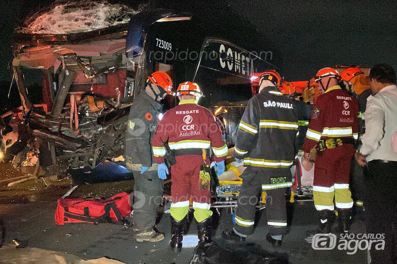 Motorista do ônibus sendo socorrido - Crédito: Rápido no Ar