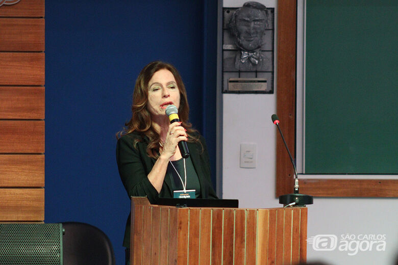 Roseli Romero durante palestra destacando as aplicações de aprendizado de máquina e robótica em cenários reais - Crédito: Reprodução