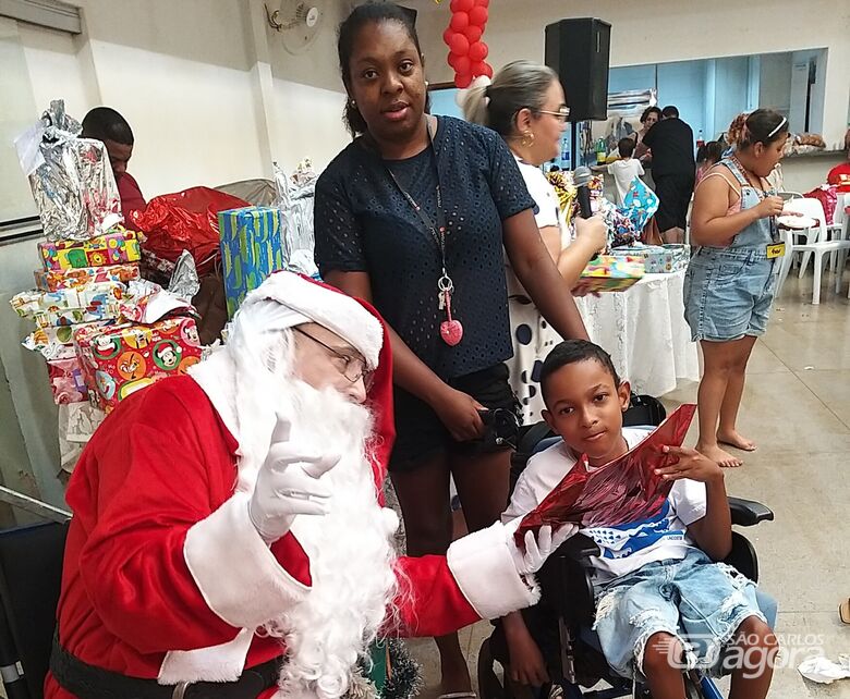 O “Bom Velhinho” cadeirante durante entrega dos presentes no Natal Solidário - Crédito: Divulgação