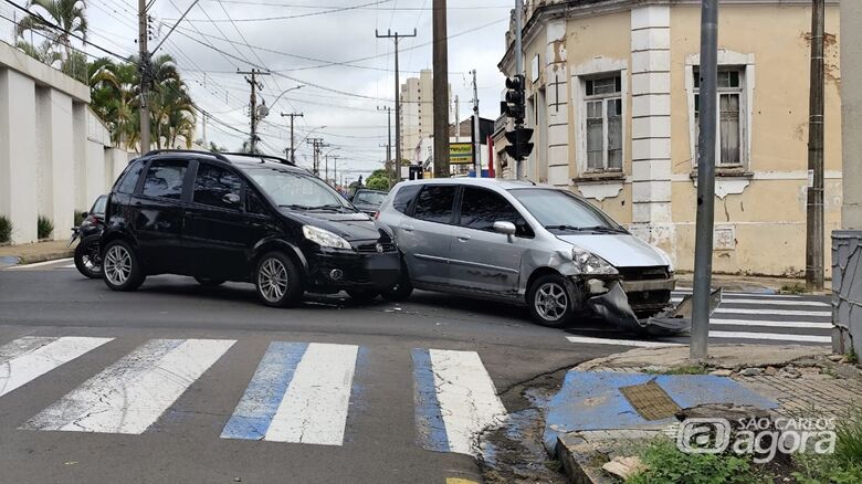 Veículos tiveram danos materiais: ninguém se feriu - Crédito: Maycon Maximino