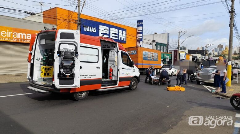 Motociclista recebe atendimento médico após a colisão no centro - Crédito: Maycon Maximino