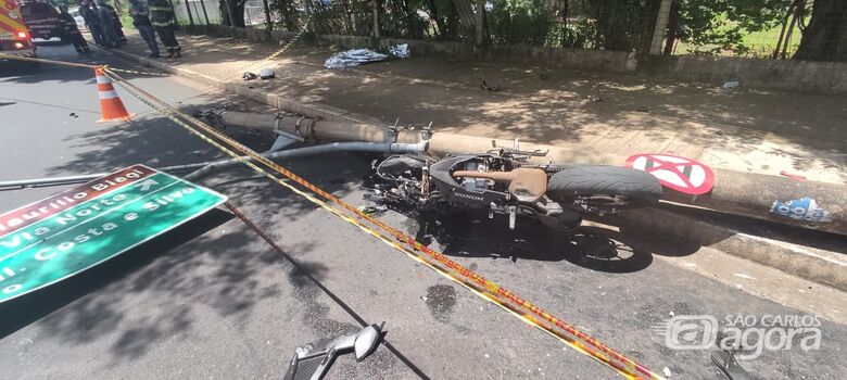 Motociclista de 19 anos morre após colidir contra poste - Crédito: Foto: Éder Martins (Grupo Thathi)