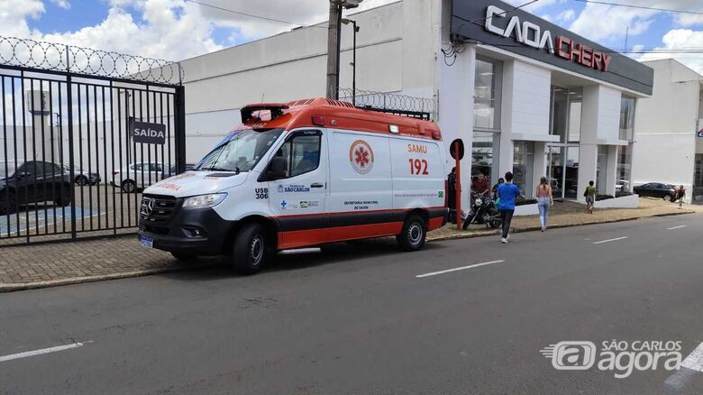 Socorristas atenderam a vítima que foi encaminhada à Santa Casa - Crédito: Maycon Maximino