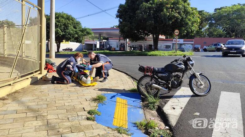 Uma das vítimas sendo socorrida: encaminhada à Santa Casa - Crédito: Maycon Maximino