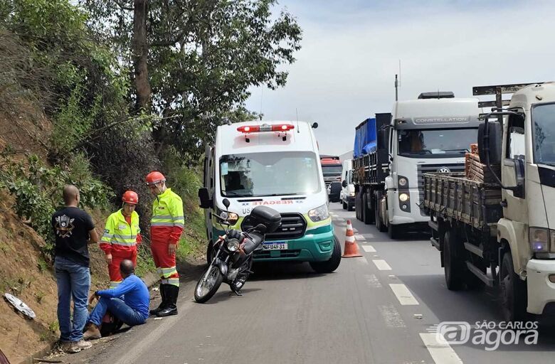 Motociclista ficou ferido e foi socorrido à Santa Casa - Crédito: Maycon Maximino