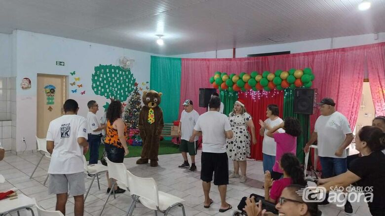 Toco Cotoco durante a apresentação aos alunos da Apae de Ibaté: empatia e carinho em época natalina - Crédito: Divulgação