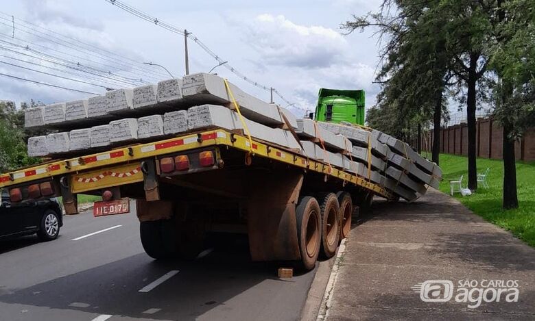 Carreta carregada com dormentes tombou e causou inconvenientes na rua Miguel Petroni - Crédito: Maycon Maximino